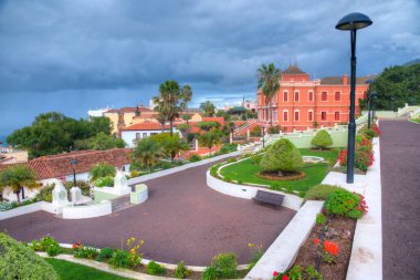 Liceo de Taoro İspanya 'nın Kanarya Adaları' ndaki La Orotava kasabasındaki Victoria bahçesinden izledi..
