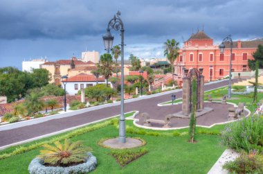 Liceo de Taoro İspanya 'nın Kanarya Adaları' ndaki La Orotava kasabasındaki Victoria bahçesinden izledi..