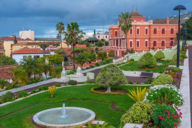 Liceo de Taoro İspanya 'nın Kanarya Adaları' ndaki La Orotava kasabasındaki Victoria bahçesinden izledi..
