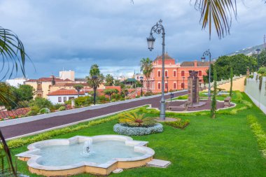 Liceo de Taoro İspanya 'nın Kanarya Adaları' ndaki La Orotava kasabasındaki Victoria bahçesinden izledi..