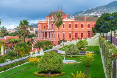 Liceo de Taoro İspanya 'nın Kanarya Adaları' ndaki La Orotava kasabasındaki Victoria bahçesinden izledi..