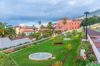 Liceo de Taoro İspanya 'nın Kanarya Adaları' ndaki La Orotava kasabasındaki Victoria bahçesinden izledi..