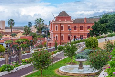 Liceo de Taoro İspanya 'nın Kanarya Adaları' ndaki La Orotava kasabasındaki Victoria bahçesinden izledi..