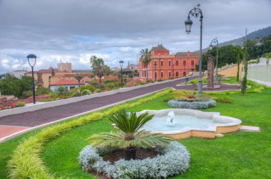 Liceo de Taoro İspanya 'nın Kanarya Adaları' ndaki La Orotava kasabasındaki Victoria bahçesinden izledi..
