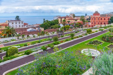 Liceo de Taoro İspanya 'nın Kanarya Adaları' ndaki La Orotava kasabasındaki Victoria bahçesinden izledi..