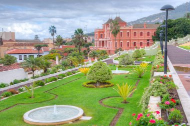 Liceo de Taoro İspanya 'nın Kanarya Adaları' ndaki La Orotava kasabasındaki Victoria bahçesinden izledi..