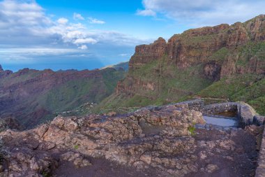 Masca köyüne bakan antik kale Tenerife, Kanarya Adaları, İspanya 'daki pitoresk bir vadide yer alıyor..