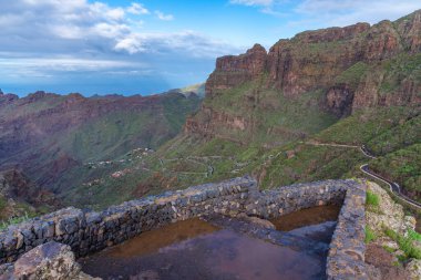 Masca köyüne bakan antik kale Tenerife, Kanarya Adaları, İspanya 'daki pitoresk bir vadide yer alıyor..