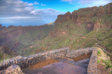 Masca köyüne bakan antik kale Tenerife, Kanarya Adaları, İspanya 'daki pitoresk bir vadide yer alıyor..
