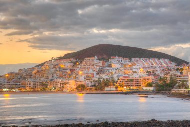 Günbatımında Playa de los Cristianos Tenerife, Kanarya Adaları, İspanya.