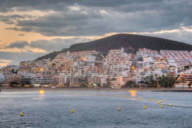 Günbatımında Playa de los Cristianos Tenerife, Kanarya Adaları, İspanya.