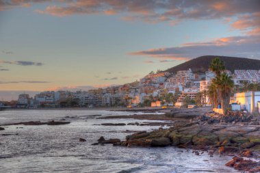 Günbatımında Playa de los Cristianos Tenerife, Kanarya Adaları, İspanya.