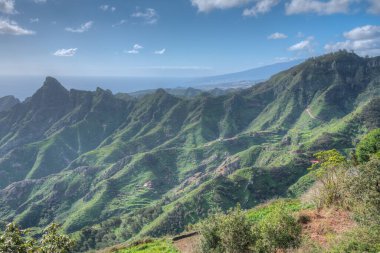 Tenerife 'deki Anaga dağlarının manzarası, Kanarya adaları, İspanya.