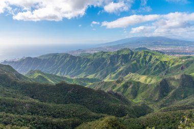 Pico de Teide Tenerife, Kanarya Adaları, İspanya 'daki Anaga dağlarından izlendi.