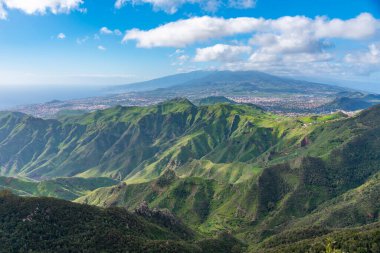 Pico de Teide Tenerife, Kanarya Adaları, İspanya 'daki Anaga dağlarından izlendi.