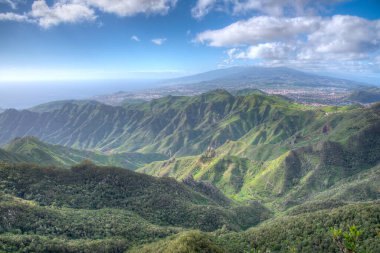 Pico de Teide Tenerife, Kanarya Adaları, İspanya 'daki Anaga dağlarından izlendi.