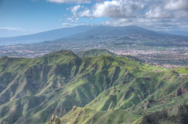 Pico de Teide Tenerife, Kanarya Adaları, İspanya 'daki Anaga dağlarından izlendi.