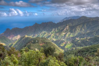 Tenerife 'deki Anaga dağlarının manzarası, Kanarya adaları, İspanya.