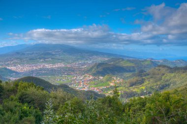 Pico de Teide Tenerife, Kanarya Adaları, İspanya 'daki Anaga dağlarından izlendi.