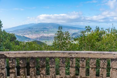 Pico de Teide Tenerife, Kanarya Adaları, İspanya 'daki Anaga dağlarından izlendi.