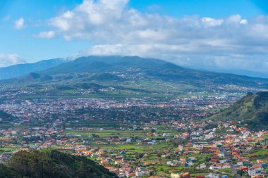 Tenerife 'deki La Laguna manzaralı Pico de Teide, Kanarya Adaları, İspanya.