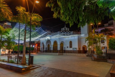 Parish Kilisesi 'nin gece manzarası Los Cristianos, Tenerife, Kanarya Adaları, İspanya' daki carmen leydimizin.