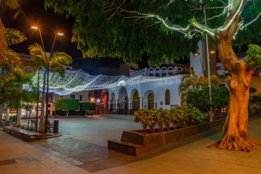 Parish Kilisesi 'nin gece manzarası Los Cristianos, Tenerife, Kanarya Adaları, İspanya' daki carmen leydimizin.