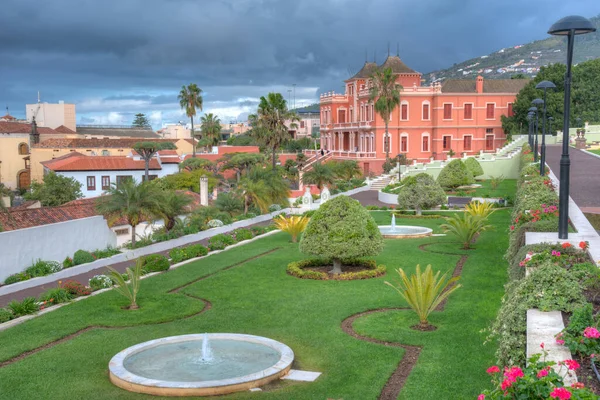 Liceo de Taoro İspanya 'nın Kanarya Adaları' ndaki La Orotava kasabasındaki Victoria bahçesinden izledi..