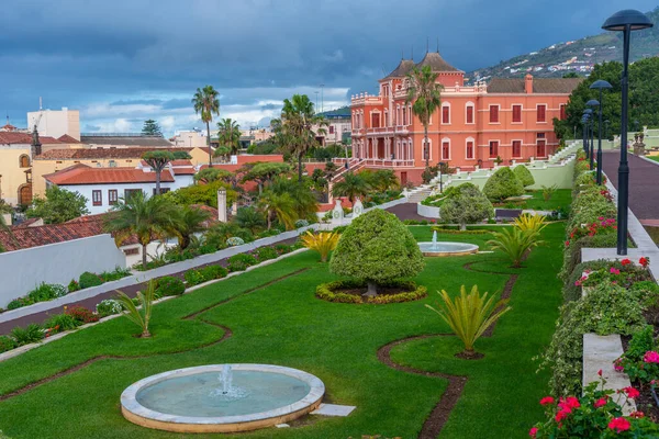 Liceo de Taoro İspanya 'nın Kanarya Adaları' ndaki La Orotava kasabasındaki Victoria bahçesinden izledi..