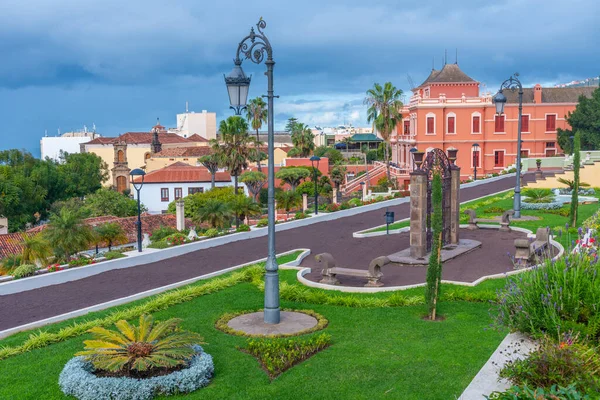 Liceo de Taoro İspanya 'nın Kanarya Adaları' ndaki La Orotava kasabasındaki Victoria bahçesinden izledi..