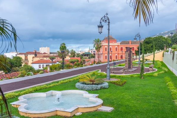 Liceo de Taoro İspanya 'nın Kanarya Adaları' ndaki La Orotava kasabasındaki Victoria bahçesinden izledi..