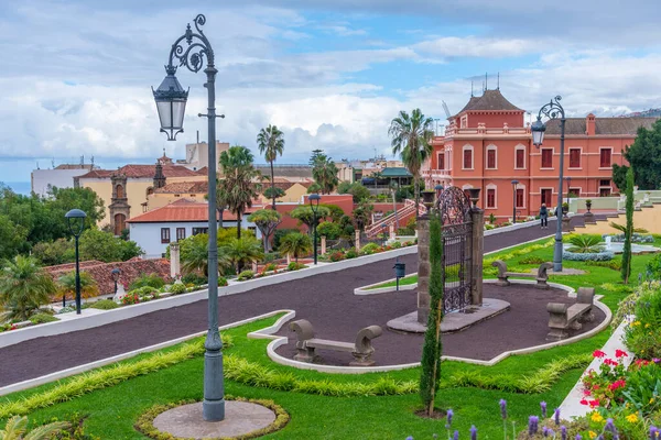 Liceo de Taoro İspanya 'nın Kanarya Adaları' ndaki La Orotava kasabasındaki Victoria bahçesinden izledi..