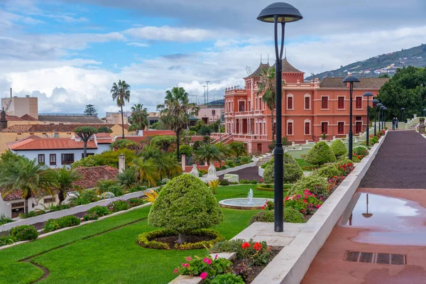 Liceo de Taoro İspanya 'nın Kanarya Adaları' ndaki La Orotava kasabasındaki Victoria bahçesinden izledi..