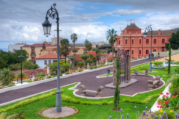 Liceo de Taoro İspanya 'nın Kanarya Adaları' ndaki La Orotava kasabasındaki Victoria bahçesinden izledi..
