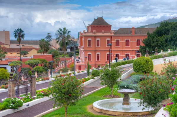 Liceo de Taoro İspanya 'nın Kanarya Adaları' ndaki La Orotava kasabasındaki Victoria bahçesinden izledi..
