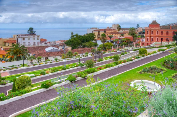 Liceo de Taoro İspanya 'nın Kanarya Adaları' ndaki La Orotava kasabasındaki Victoria bahçesinden izledi..