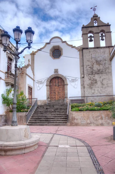 Icod de los Vinos, Tenerife 'deki belediye binasının yanındaki kilise, Kanarya Adaları, İspanya.