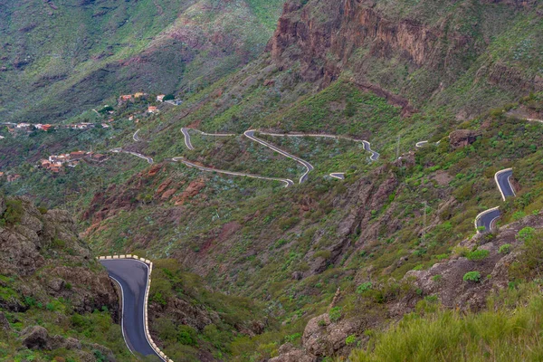 İspanya 'da Tenerife, Kanarya Adaları, Masca Köyü' ne giden yol..