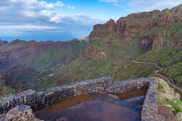 Masca köyüne bakan antik kale Tenerife, Kanarya Adaları, İspanya 'daki pitoresk bir vadide yer alıyor..