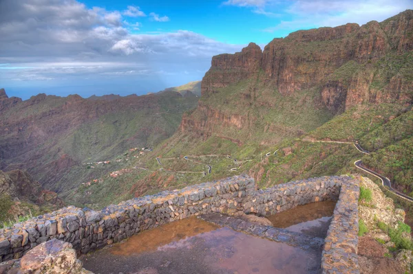 Masca köyüne bakan antik kale Tenerife, Kanarya Adaları, İspanya 'daki pitoresk bir vadide yer alıyor..