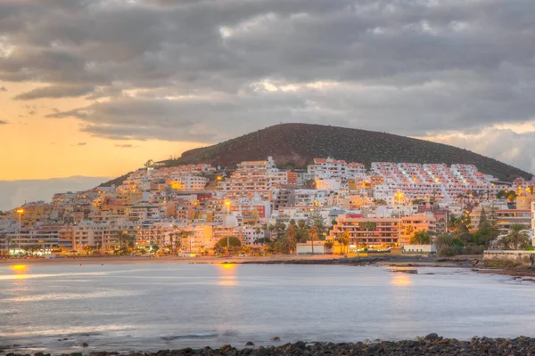 Günbatımında Playa de los Cristianos Tenerife, Kanarya Adaları, İspanya.