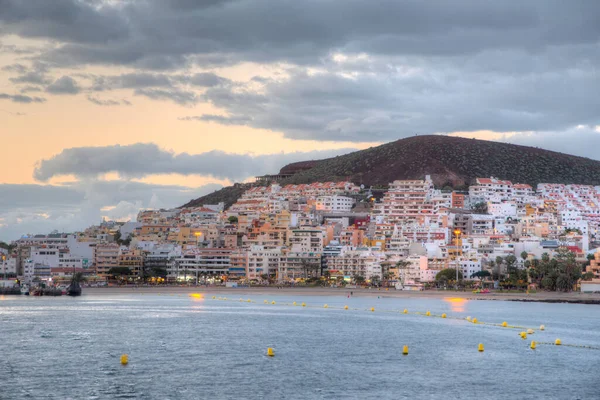 Günbatımında Playa de los Cristianos Tenerife, Kanarya Adaları, İspanya.