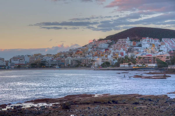 Günbatımında Playa de los Cristianos Tenerife, Kanarya Adaları, İspanya.