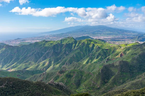 Pico de Teide Tenerife, Kanarya Adaları, İspanya 'daki Anaga dağlarından izlendi.