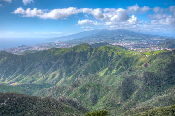 Pico de Teide Tenerife, Kanarya Adaları, İspanya 'daki Anaga dağlarından izlendi.