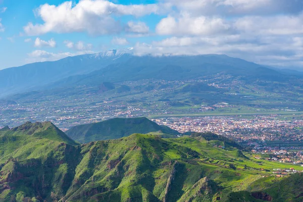 Pico de Teide Tenerife, Kanarya Adaları, İspanya 'daki Anaga dağlarından izlendi.