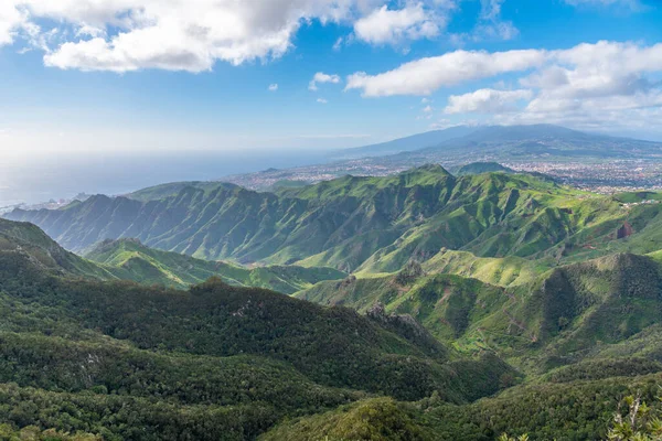Pico de Teide Tenerife, Kanarya Adaları, İspanya 'daki Anaga dağlarından izlendi.