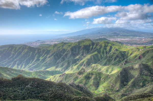 Pico de Teide Tenerife, Kanarya Adaları, İspanya 'daki Anaga dağlarından izlendi.