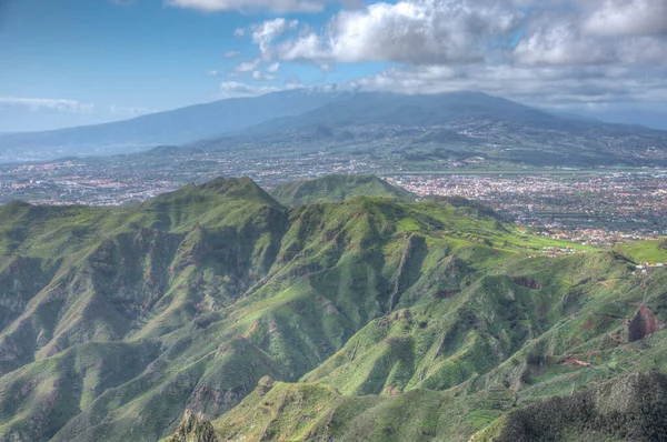 Pico de Teide Tenerife, Kanarya Adaları, İspanya 'daki Anaga dağlarından izlendi.