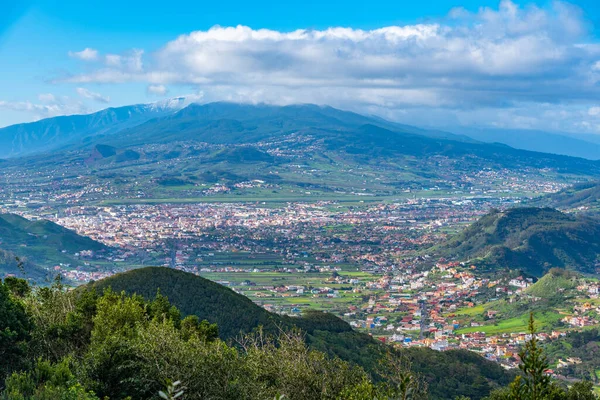 Pico de Teide Tenerife, Kanarya Adaları, İspanya 'daki Anaga dağlarından izlendi.